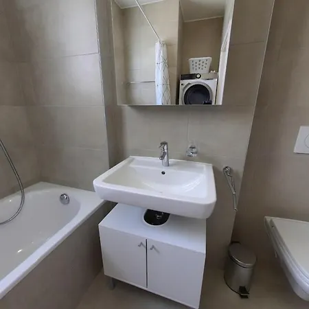 3-bed With Skylight Windows Rm4-6f * Лозана